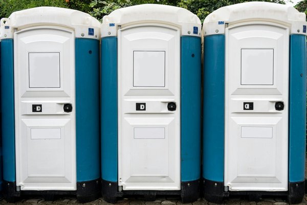 What are the guidelines for using portable toilets at UK campsites?